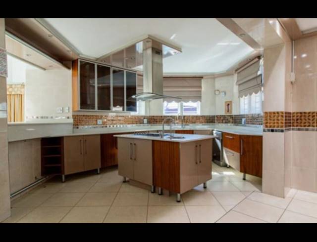6 BEDROOM HOUSE FOR SALE IN BASSONIA